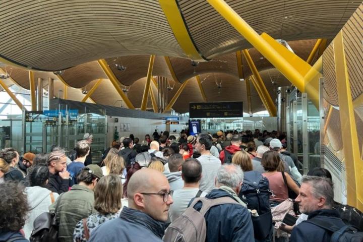 Largas colas en el aeropuerto Adolfo Suárez Madrid-Barajas