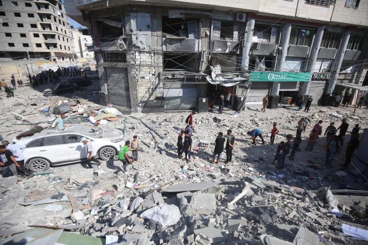 Restos de una calle bombardeada por Israel en ciudad de Gaza