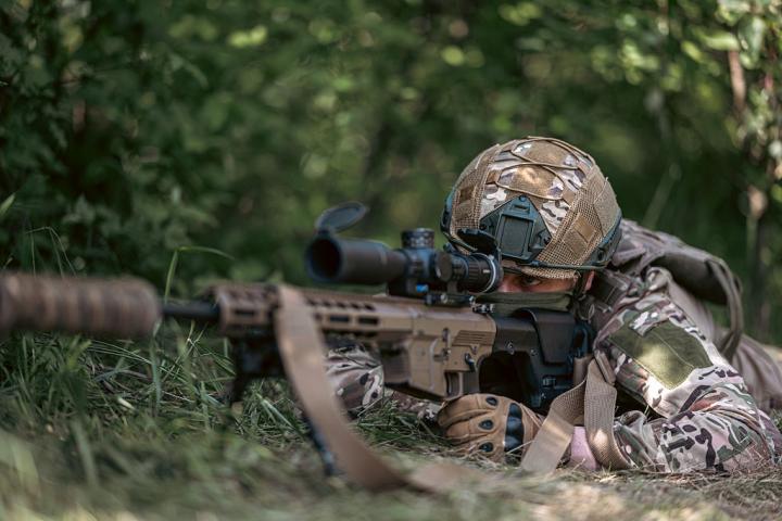 Un francotirador, preparado para disparar en la guerra de Ucrania.