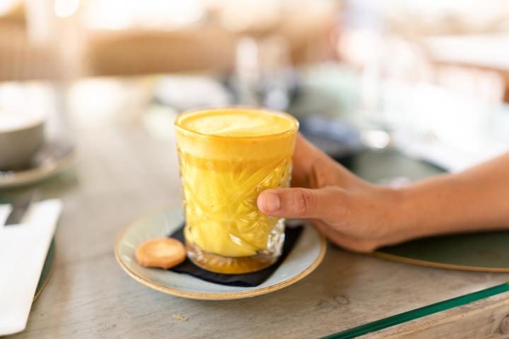 Un vaso de leche dorada, en una imagen de archivo