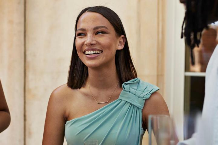 Una mujer en una boda con un vestido azul.