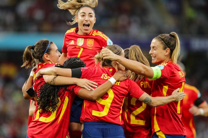 La selección femenina celebra uno de sus goles a Portugal