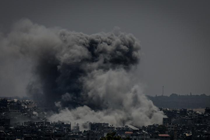 Imagen de hace dos días de un bombardeo israelí sobre el barrio de Shujaiya, en Gaza City.