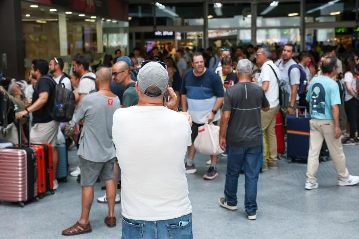 Personas esperan en la estación Atocha-Almudena Grandes tras una avería, el pasado 1 de julio.