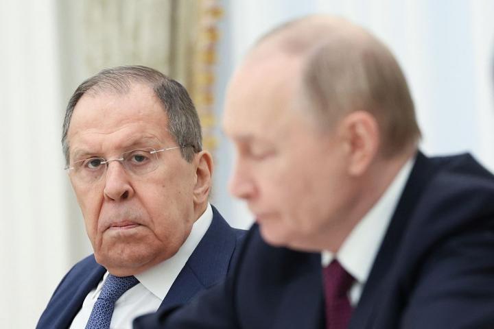 Sergei Lavrov mira a Vladimir Putin en una reunión