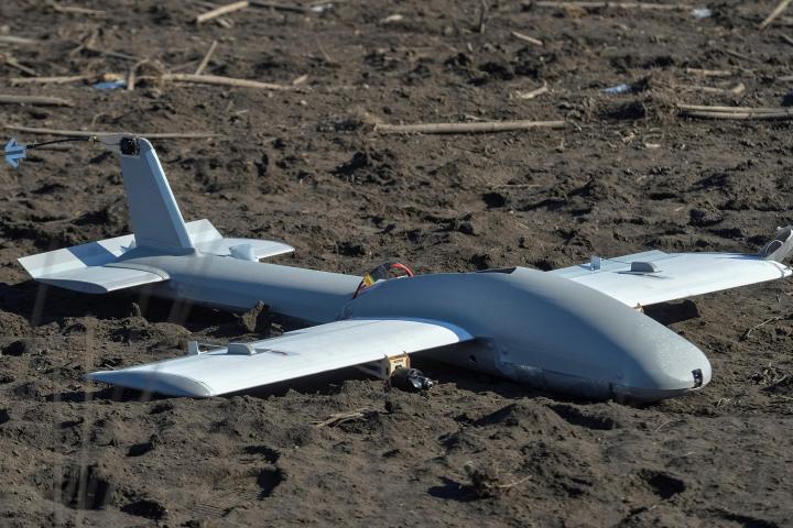 Un dron ruso, derribado, cerca de la línea del frente en Dnipro.