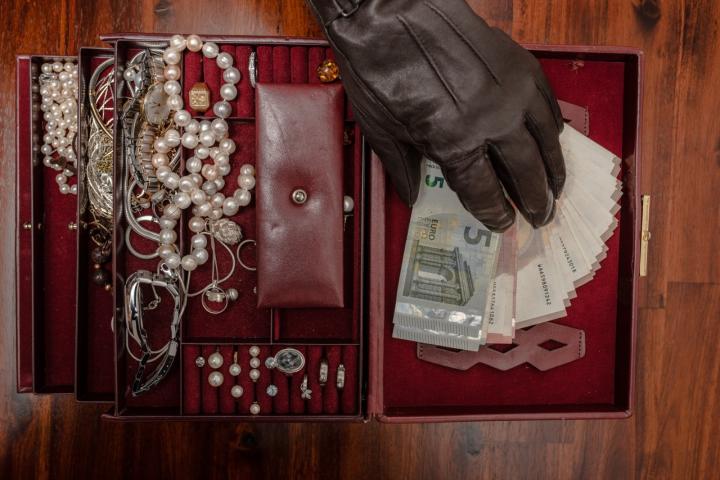 Una mujer de Turín se ha encontrado un tesoro en una maleta olvidada en casa de su madre.