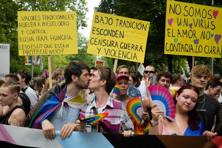Participantes en la gran marcha del Orgullo 2025 que recorre hoy sábado las calles de Madrid.