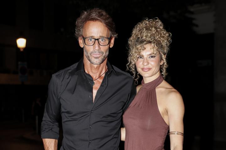 Álvaro Muñoz Escassi y Sheila Casas llegando a la fiesta de 'Supervivientes'.