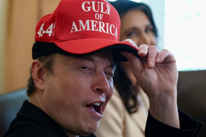 Elon Musk con una gorra con la inscripción "Gulf of America"