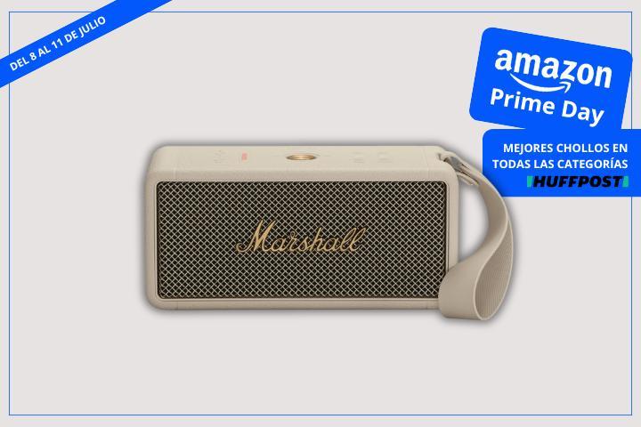 Un altavoz sobre fondo blanco con broches del amazon prime day.