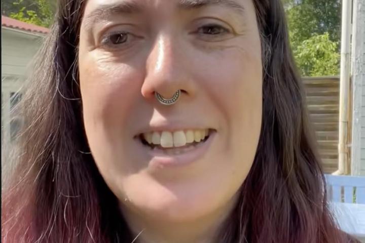 Mientras en España se pelean por estudios sin ventana, ella se compra una casa de tres pisos con jardín en Suecia