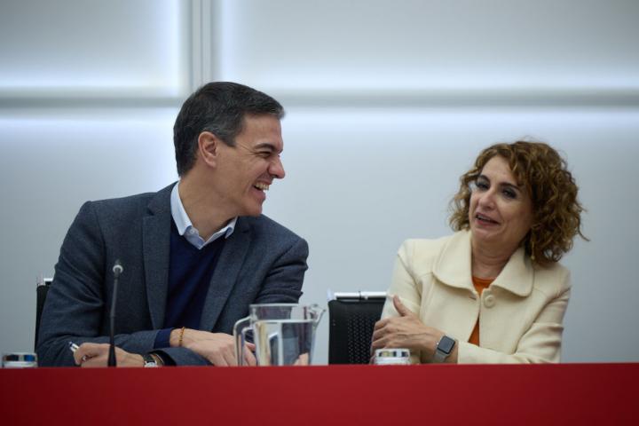 Pedro Sánchez, de risas con María Jesús Montero en una Ejecutiva del PSOE a comienzos de año