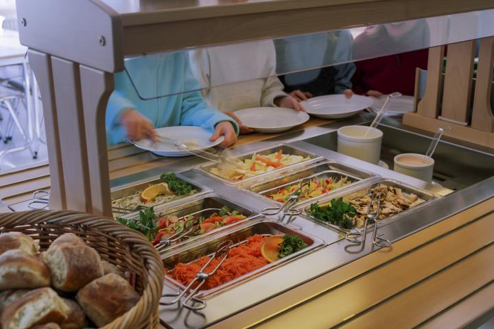 Ensaladas en el comedor de un colegio, en una imagen de archivo