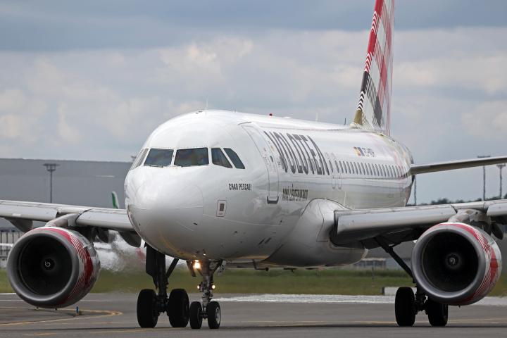 Imagen de archivo de un avión de pasajeros Volotea Airbus A319-111, tras aterrizar en el aeropuerto de Toulousse (Francia).