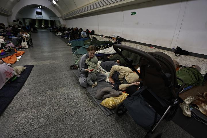 Residentes en Kiev se protegen en el metro, de un ataque de Rusia