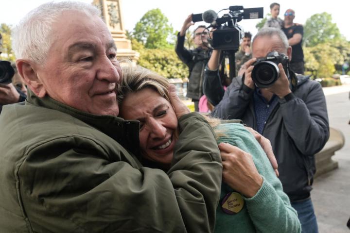 Suso Díaz abraza a su hija, Yolanda Díaz, en un mitin de Sumar en A Coruña.