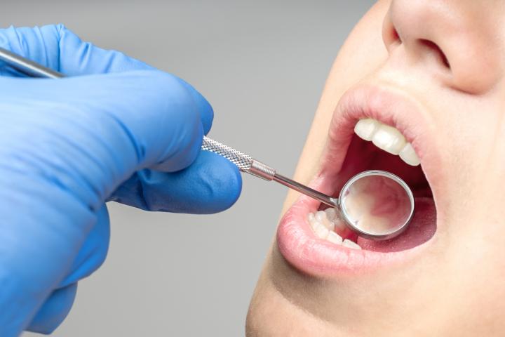 Un dentista trabajando, en una imagen de archivo