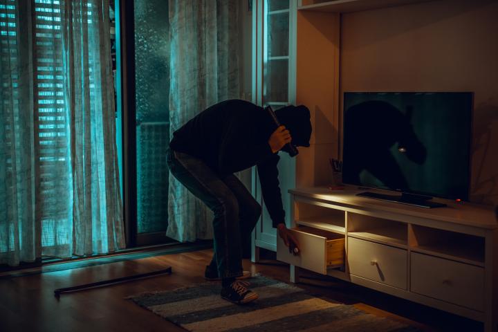 Un ladron robando en una casa, en una imagen de recurso