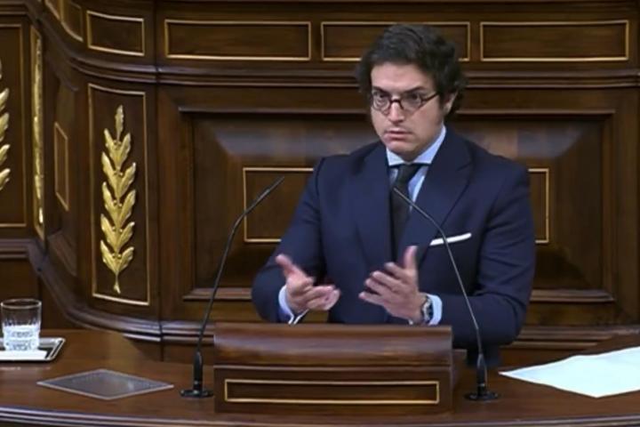 El diputado de Vox José María Figaredo, interviniendo desde la tribuna del Congreso.