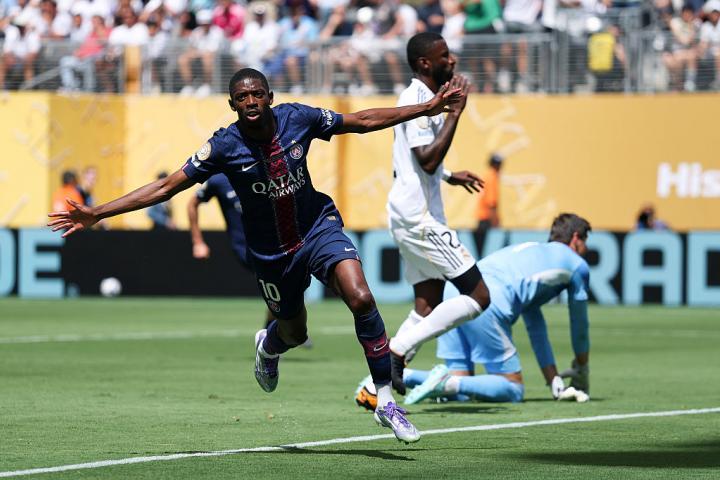 Ousmane Dembélé celebra su gol al Real Madrid, ante la desolación de Courtois y Rudiger