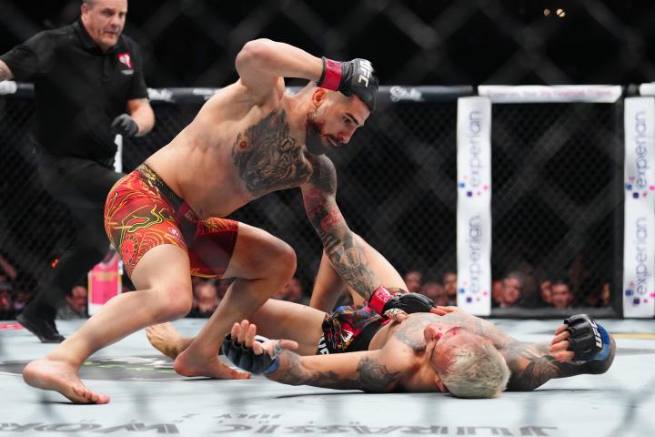 El luchador hispanogeorgiano Ilia Topuria, 'El matador', noqueando a su rival, el brasileiro Charles Oliveira, logrando su doble cinturón de la UFC, en un combate disputado en Las Vegas (Nevada, EEUU).