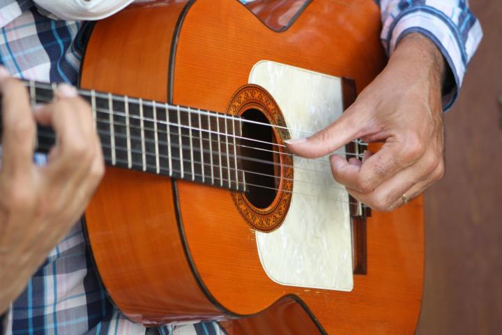 Una guitarra flamenca.