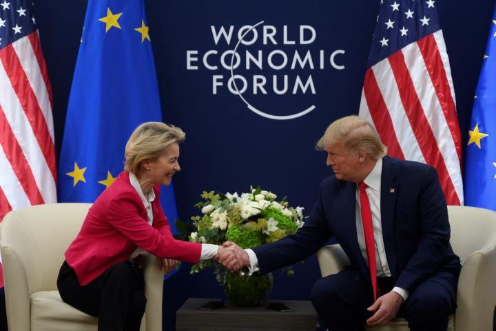 Ursula von der Leyen y Donald Trump estrechan sus manos en una reunión en el Foro Económico de Davos