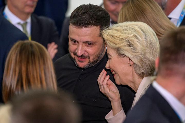 Volodimir Zelenski conversa con Ursula von der Leyen antes de la 'Coalición de Voluntarios' de este jueves en Roma