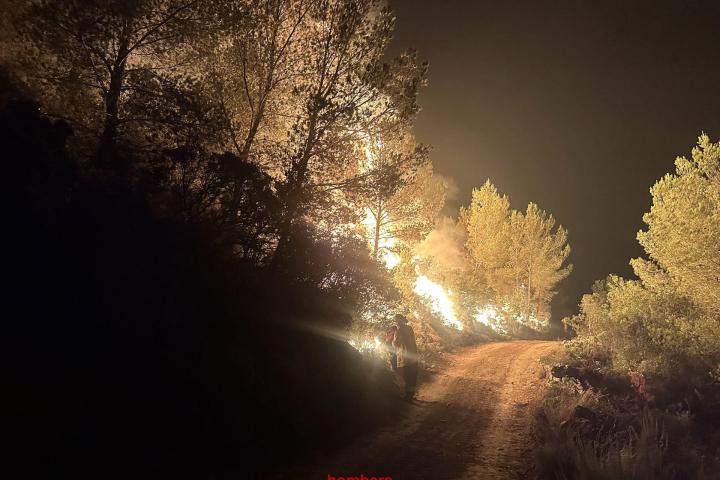 El voraz incendio de Paüls (Tarragona), continúa activo pese a estar controlado.
