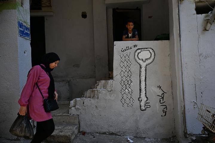 Imagen de archivo de una mujer paseando por una calle de los suburbios de Beirut, en el Líbano.