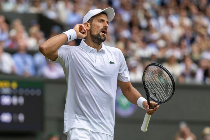 Novak Djokovic gesticula al público de Wimbledon