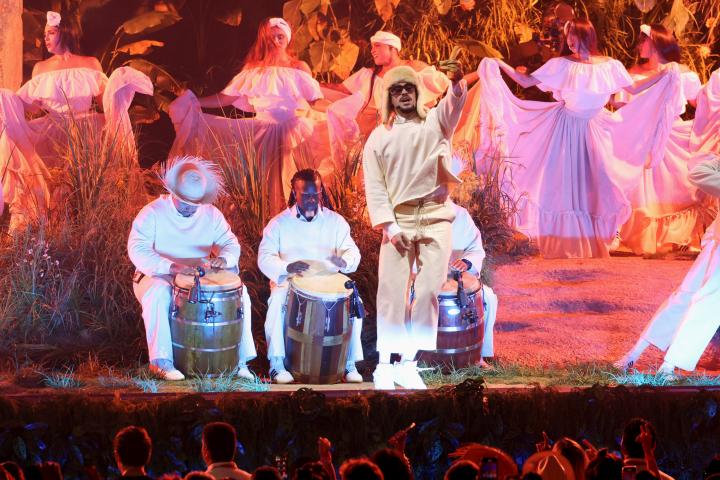 alt="alt="Bad Bunny en su primer día de residencia en Puerto Rico.""