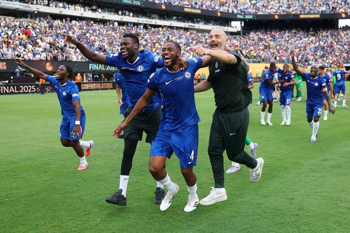 Tosin Adarabioyo y el entrenador del Chelsea FC, Enzo Maresca, celebran haber ganado el primer Mundial de Clubes.