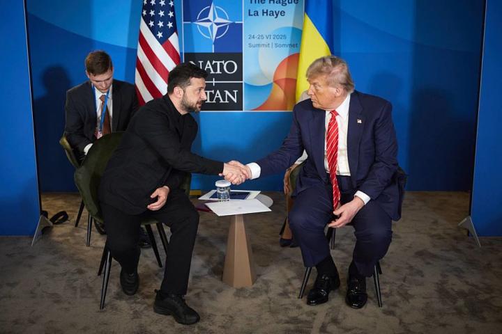 El presidente de Ucrania, Volodimir Zelenski, estrecha su mano con la de su homólogo en EEUU, Donald Trump en la cumbre de la OTAN de La Haya.