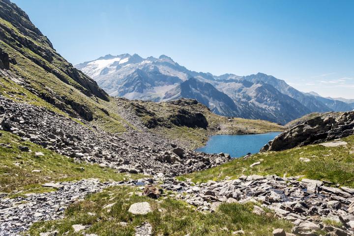 Lago entre las montañas en Cerler (Huesca).