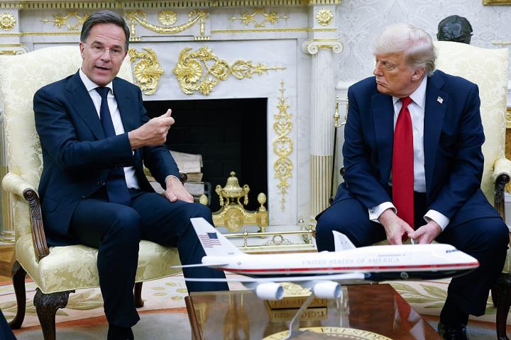 Mark Rutte gesticula ante Donald Trump en la Casa Blanca