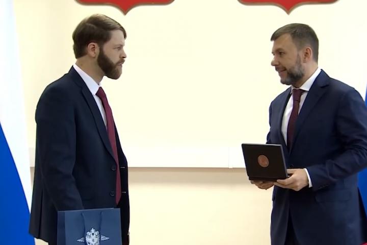 Daniel Martindale (izda.) junto a Denis Pushilin, gobernador prorruso de la región ocupada de Donetsk