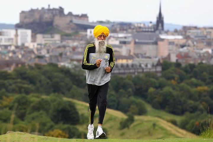 Fauja Singh, en uno de sus entrenamientos en 2011, superada ya la centena de años