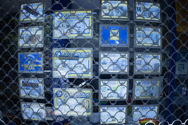 Escaparate de una inmobiliaria en España.