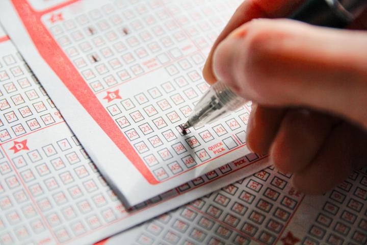 Una persona rellenando un boleto de lotería, en una imagen de archivo