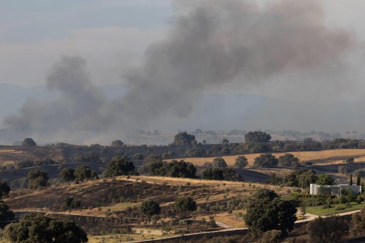 Medios aéreos y terrestres combaten el fuego en Méntrida (Toledo) este jueves.