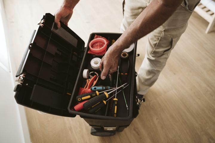Un hombre con una caja de herramientas, en una imagen de archivo