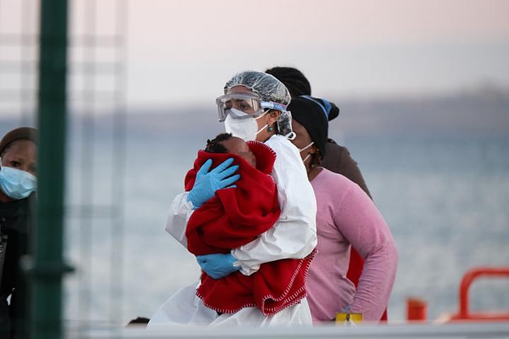 Un menor recibe asistencia después de llegar en patera a Canarias.