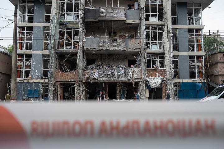 Vista de un edificio de Kiev dañado por un bombardeo ruso.