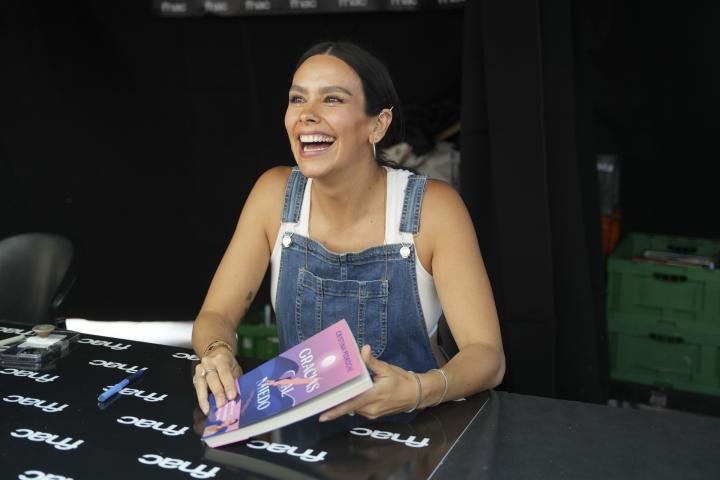Cristina Pedroche firmando su libro el pasado Sant Jordi en Barcelona.