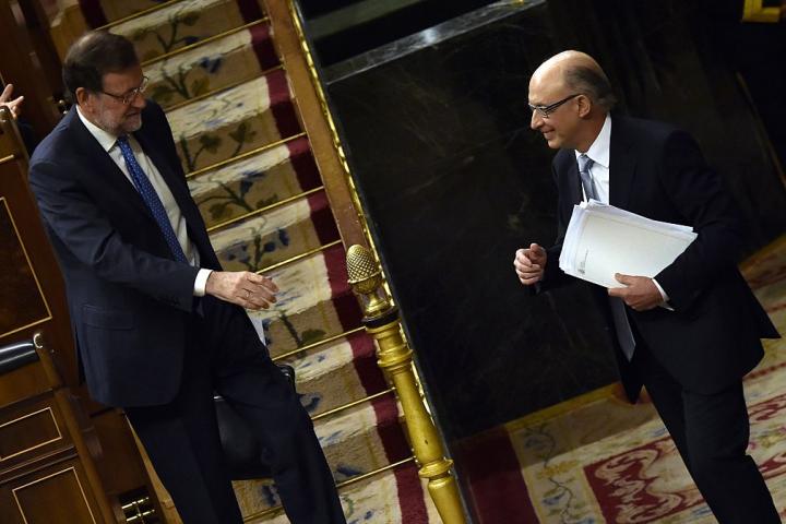 Cristóbal Montoro y Mariano Rajoy, en un gesto cómplice en el Congreso