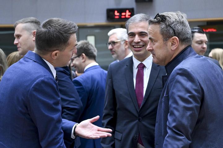 El secretario de Estado para la UE, Fernando Sampedro, conversa con los ministros del ramo de Polonia, Adam Szlapka (I), y de Luxemburgo, Xavier Bettel, al inicio del Consejo de Asuntos Generales de la UE en Bruselas.