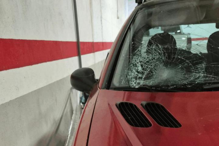 El vehículo presenta un impacto en la luna delantera derecha.