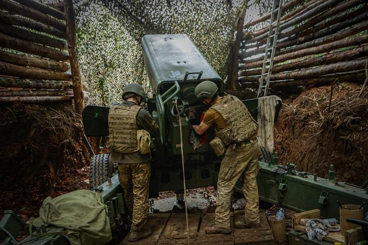 Soldados del ejército ucraniano, en una trinchera.